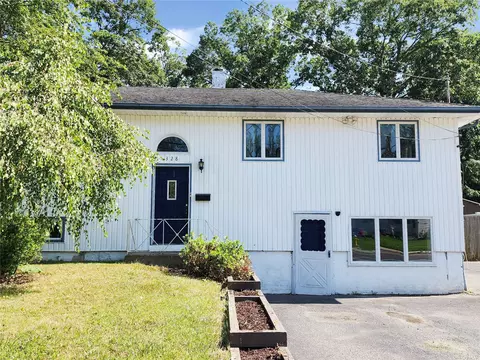 328 Barton Ave, Patchogue, NY 11772