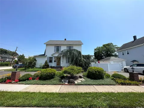 54 Charles St, Lynbrook, NY 11563