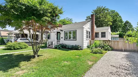 322 6th St, Greenport, NY 11944