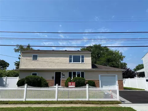 481 S 15th St, Lindenhurst, NY 11757
