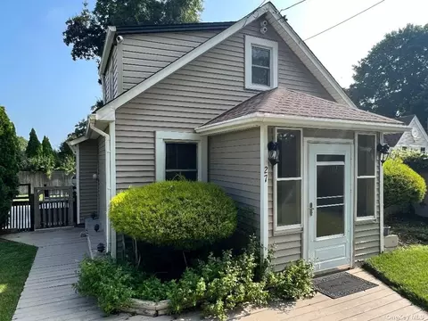 27 Poseidon Rd, Rocky Point, NY 11778