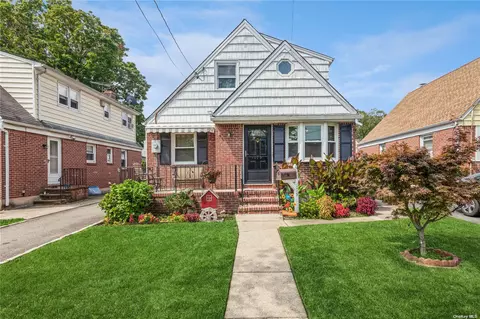 179 Latham Rd, Mineola, NY 11501