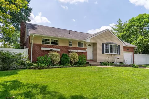 22 Rosalie Pl, Commack, NY 11725