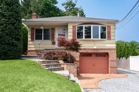 3 Ash Pl, Huntington, NY 11743