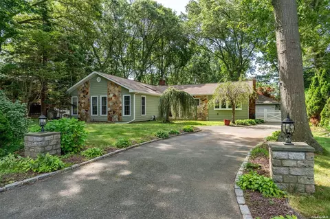60 Rhoda Ave, Smithtown, NY 11787