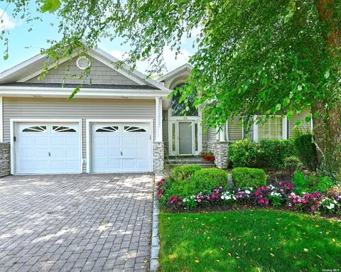 83 Redan Dr, Smithtown, NY 11787