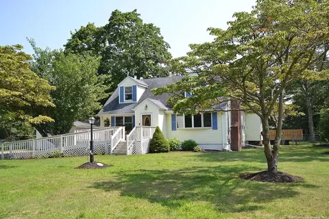 350 Mohawk Pl, Holbrook, NY 11741