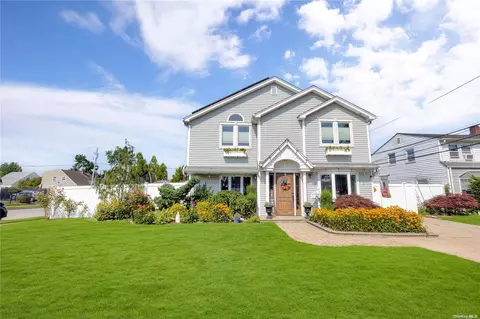 157 Swan Ln, Levittown, NY 11756