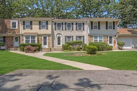 11 Bartlett Cmns #11, Yaphank, NY 11980