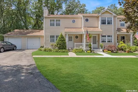 12 Hopkins Cmns #12, Yaphank, NY 11980
