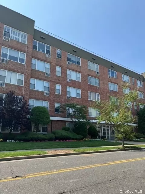 280 Guy Lombardo Ave #2E, Freeport, NY 11520