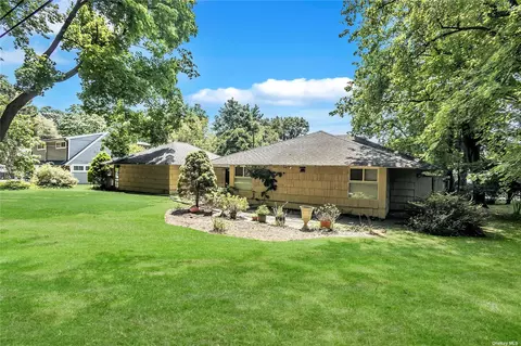 69 Carriage Ln, Roslyn Heights, NY 11577