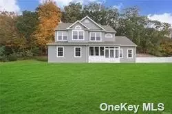 8 Judges Ln, Smithtown, NY 11787