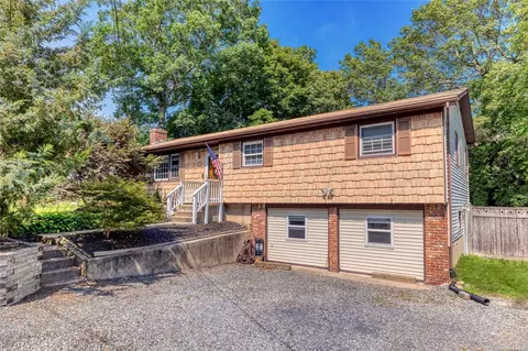 107 Arlington Rd, Lake Ronkonkoma, NY 11779