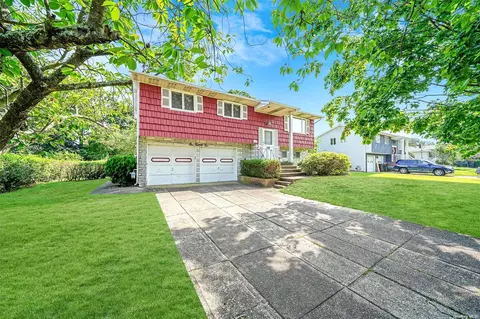 122 Jordan St, Bay Shore, NY 11706