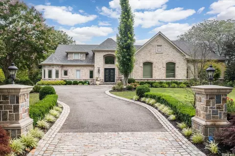 8 High Pasture Cir, Dix Hills, NY 11746