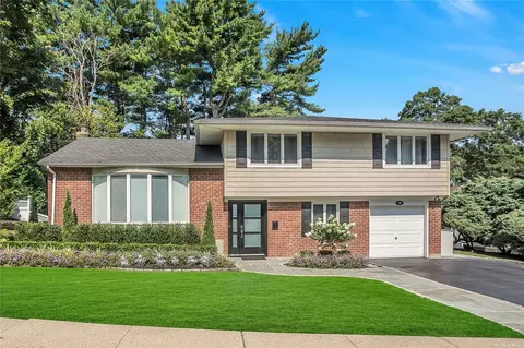 30 Gilbert Ln, Plainview, NY 11803