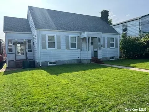 7 Edgewood Rd, Port Washington, NY 11050