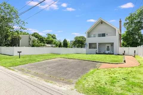 12 Edgewater Dr, Mastic Beach, NY 11951