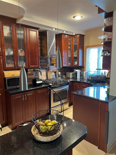 60 37 70th St, Maspeth, NY 11378