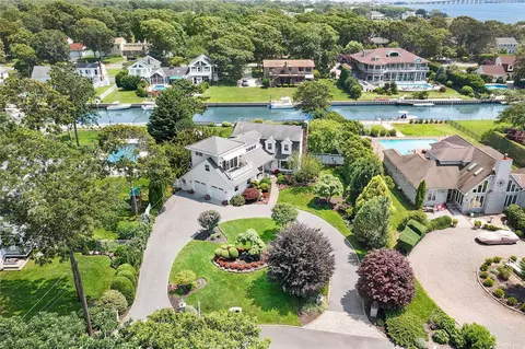 10 Canal Way, Hampton Bays, NY 11946