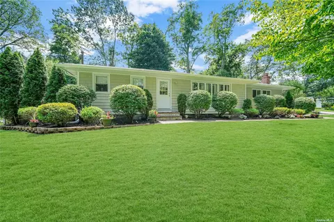 40 Mobrey Ln, Smithtown, NY 11787