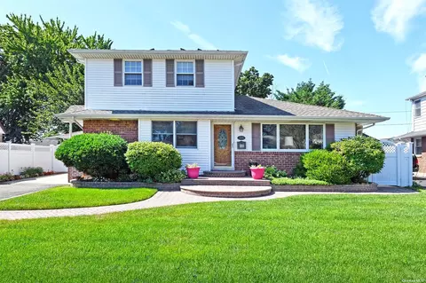 394 Holmes St, Levittown, NY 11756