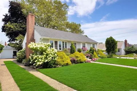 246 N North 7th St, Bethpage, NY 11714