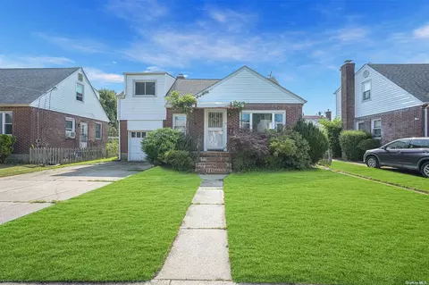 15 Rhodes St, New Hyde Park, NY 11040