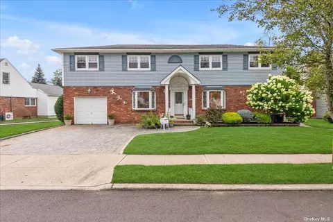 82 Evans St, New Hyde Park, NY 11040