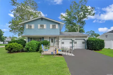 29 Sandra Dr, Hauppauge, NY 11788