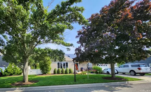 7 New Point Pl, Amityville, NY 11701