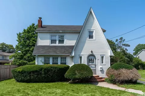 69 Sinn St, Patchogue, NY 11772
