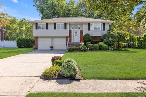 137 Yale Ave, Oakdale, NY 11769