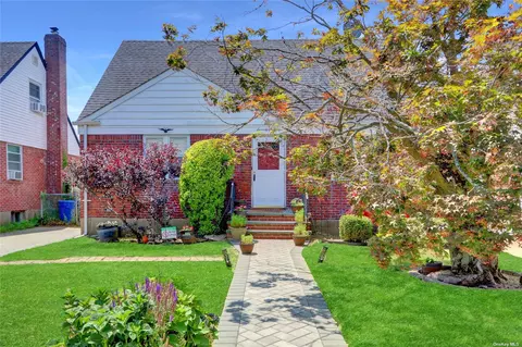 76-12 270th St, New Hyde Park, NY 11040