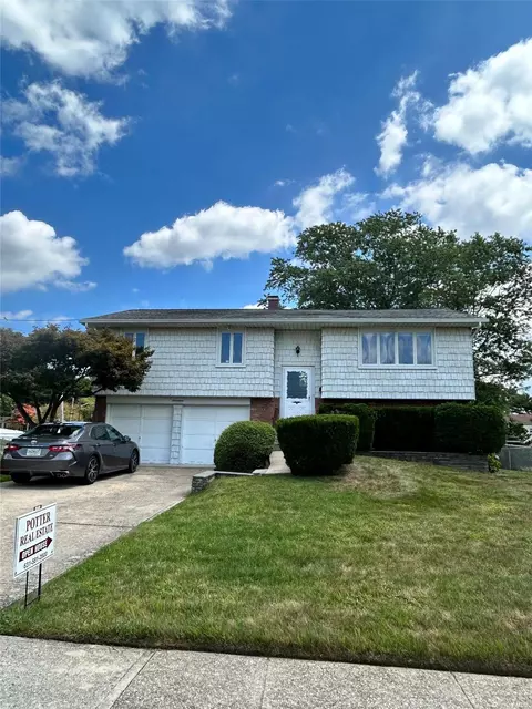 17 York Dr, Wheatley Heights, NY 11798