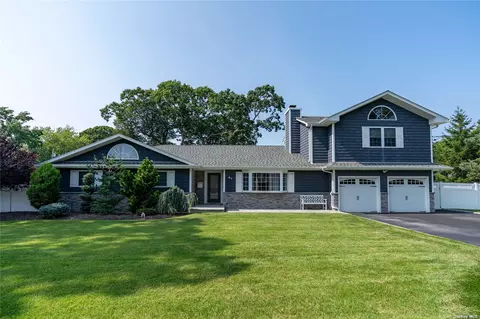 61 Shinnecock Ln, East Islip, NY 11730