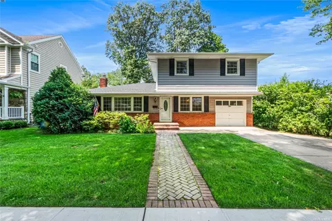 10 Plattsdale Rd, Garden City, NY 11530