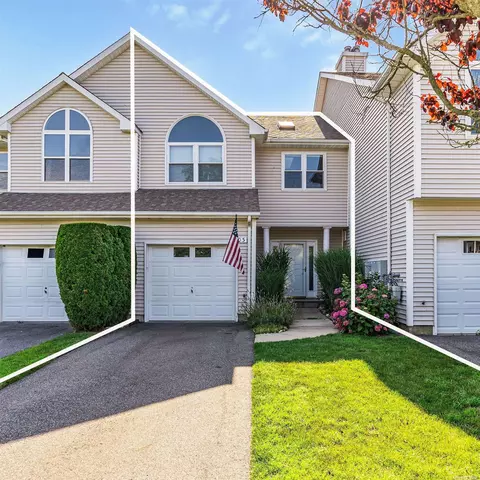 103 Willow Pond Dr #103, Riverhead, NY 11901