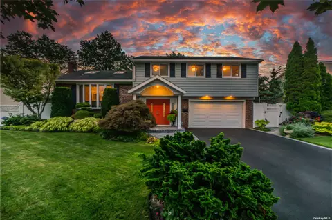 66 Fox Pl, Hicksville, NY 11801