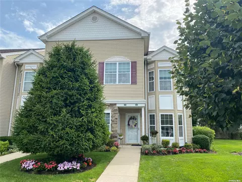 319 Spring Dr #319, East Meadow, NY 11554