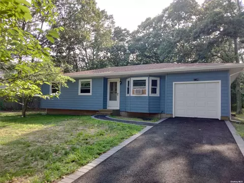 32 Ridge Rd, Shirley, NY 11967