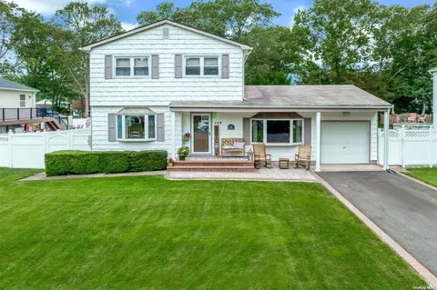 126 Cherry Ln, Medford, NY 11763