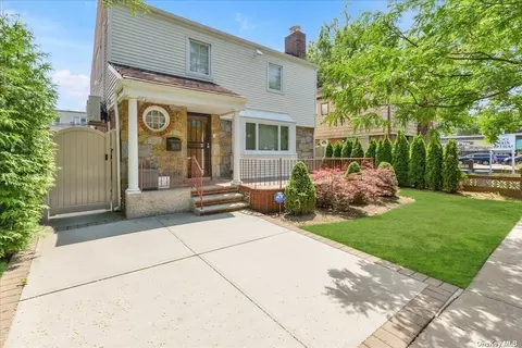 144-08 68th Rd, Flushing, NY 11367
