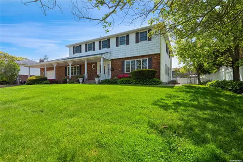 315 S Pecan St, Lindenhurst, NY 11757