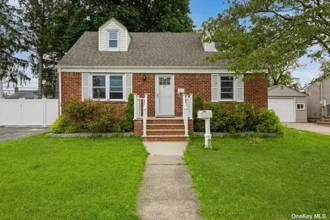 37 Linden Blvd, Hicksville, NY 11801