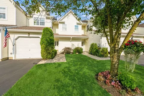 313 Erik Dr #313, East Setauket, NY 11733