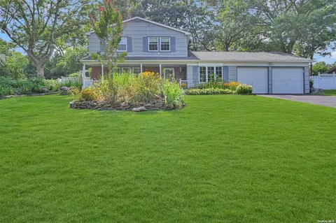10 Wellsley Ln, Coram, NY 11727