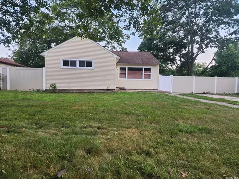 24 E Maple St, Central Islip, NY 11722