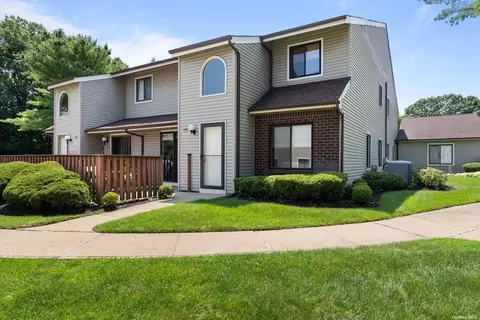 733 Hilltop #733, Coram, NY 11727